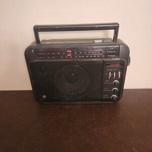 GE Super Radio III is a vintage AM/FM radio